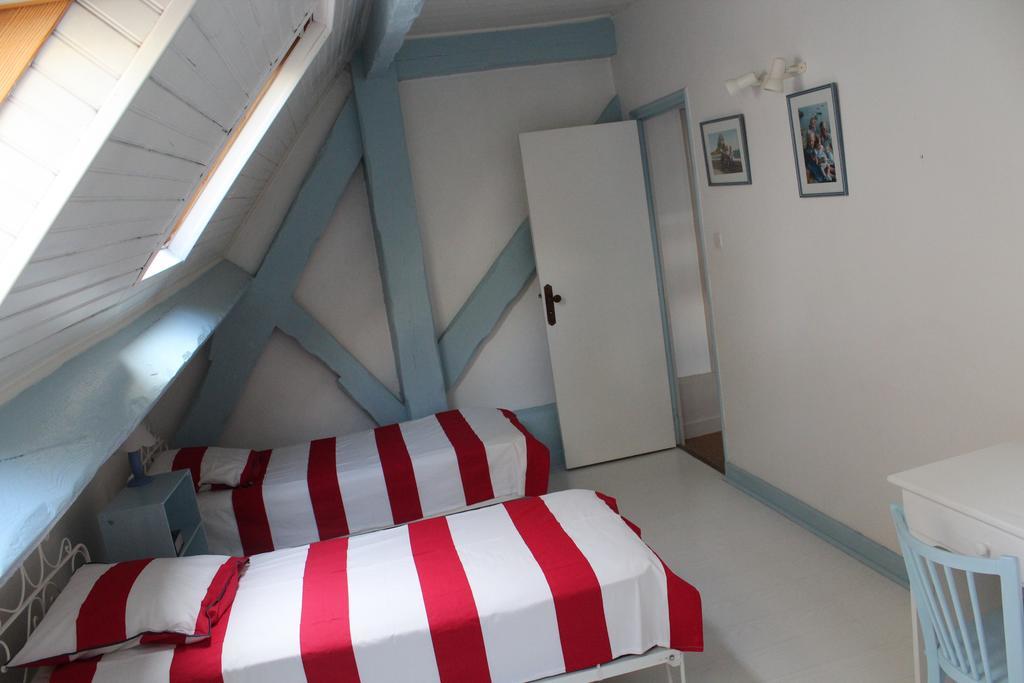 Tweepersoonskamer met 2 Aparte Bedden en Badkamer